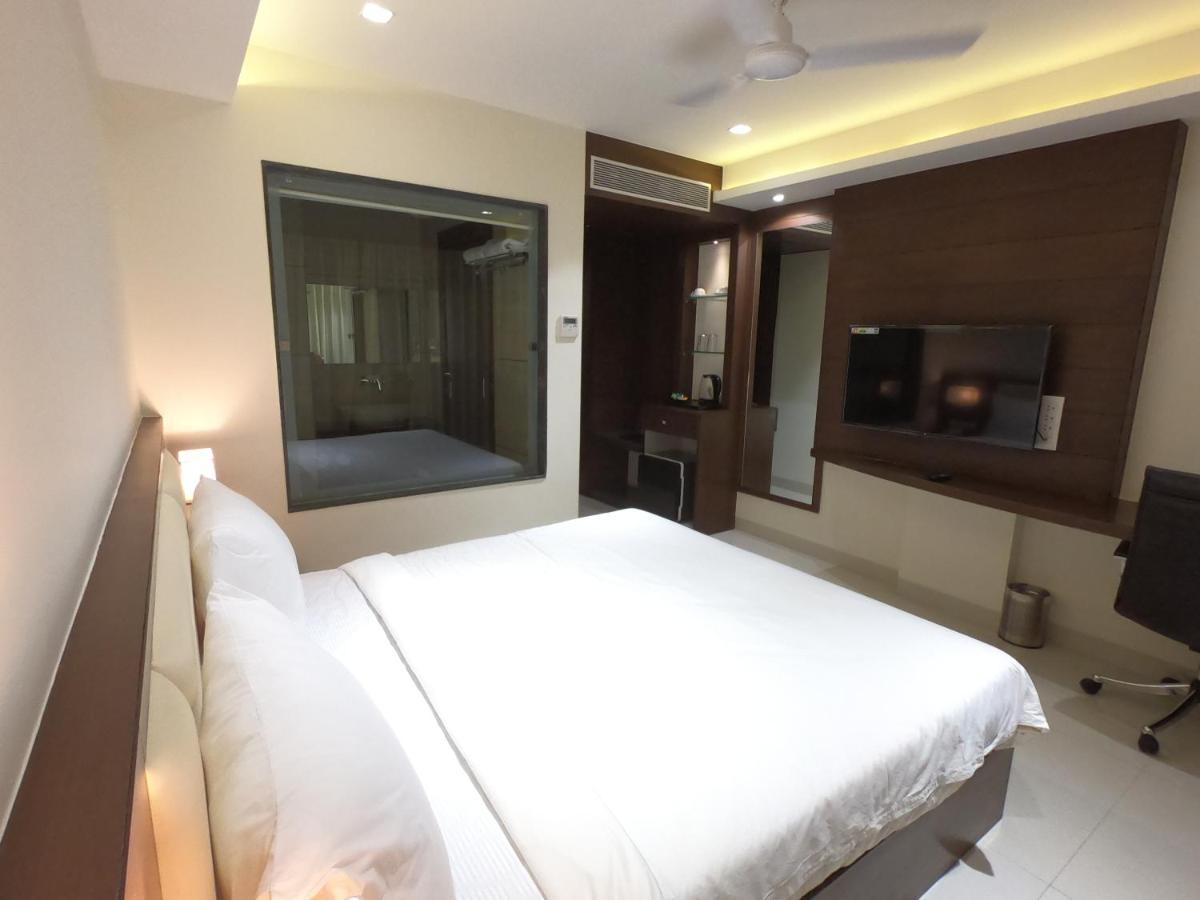 Hotel The Bellevue Indore Exterior photo